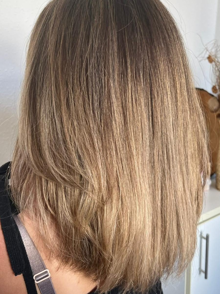 Blonde Balayage auf glattem, schulterlangem Haar, von hinten