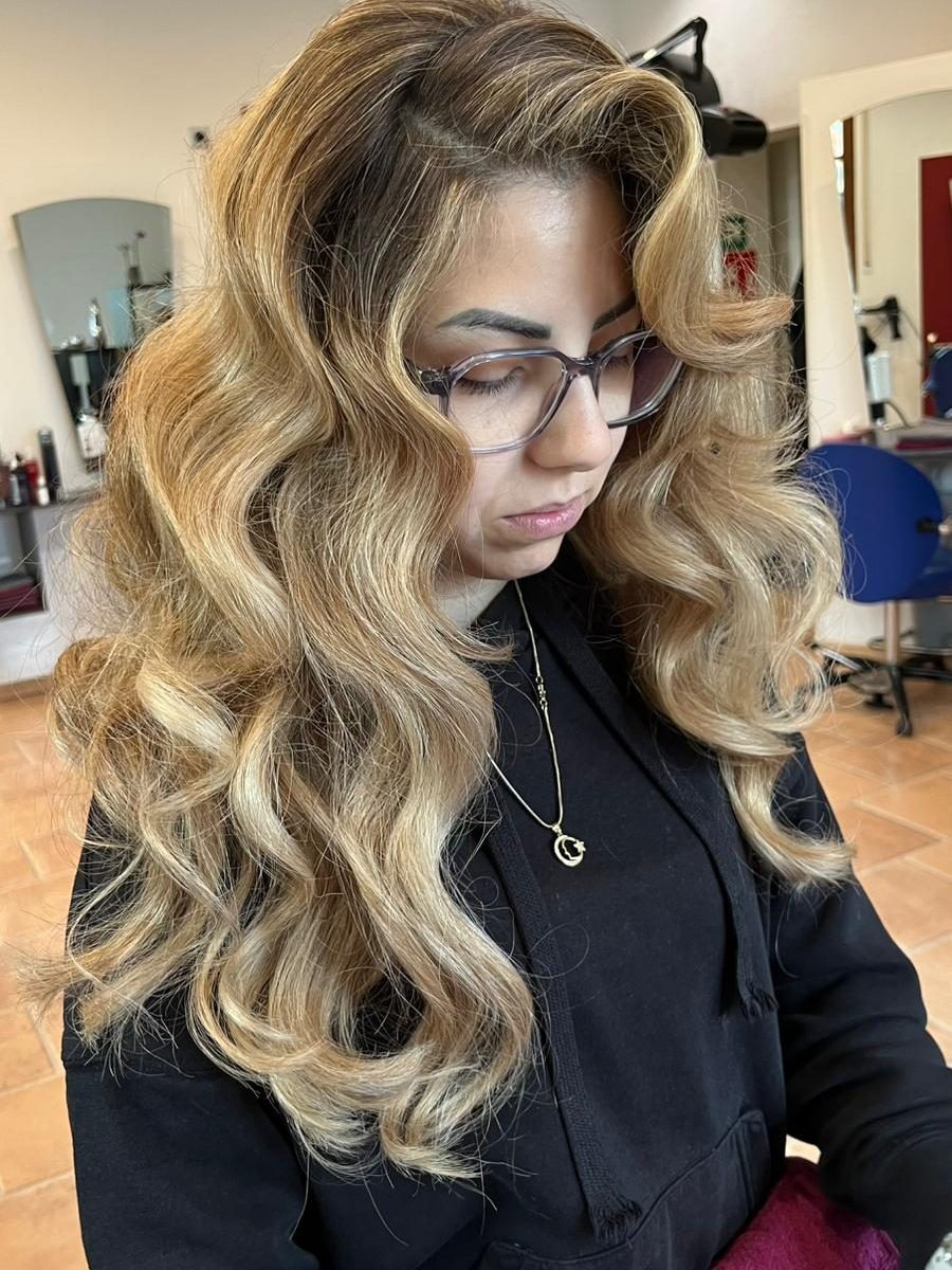 Blonde Balayage mit großen Wellen, seitlich