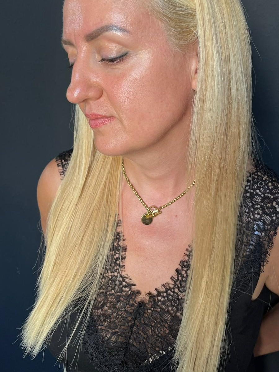 Helles Blond auf langem, glattem Haar