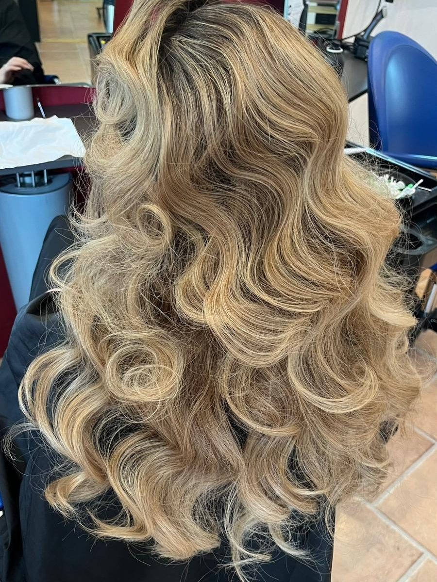 Blondes Haar mit gelegten Locken, von hinten